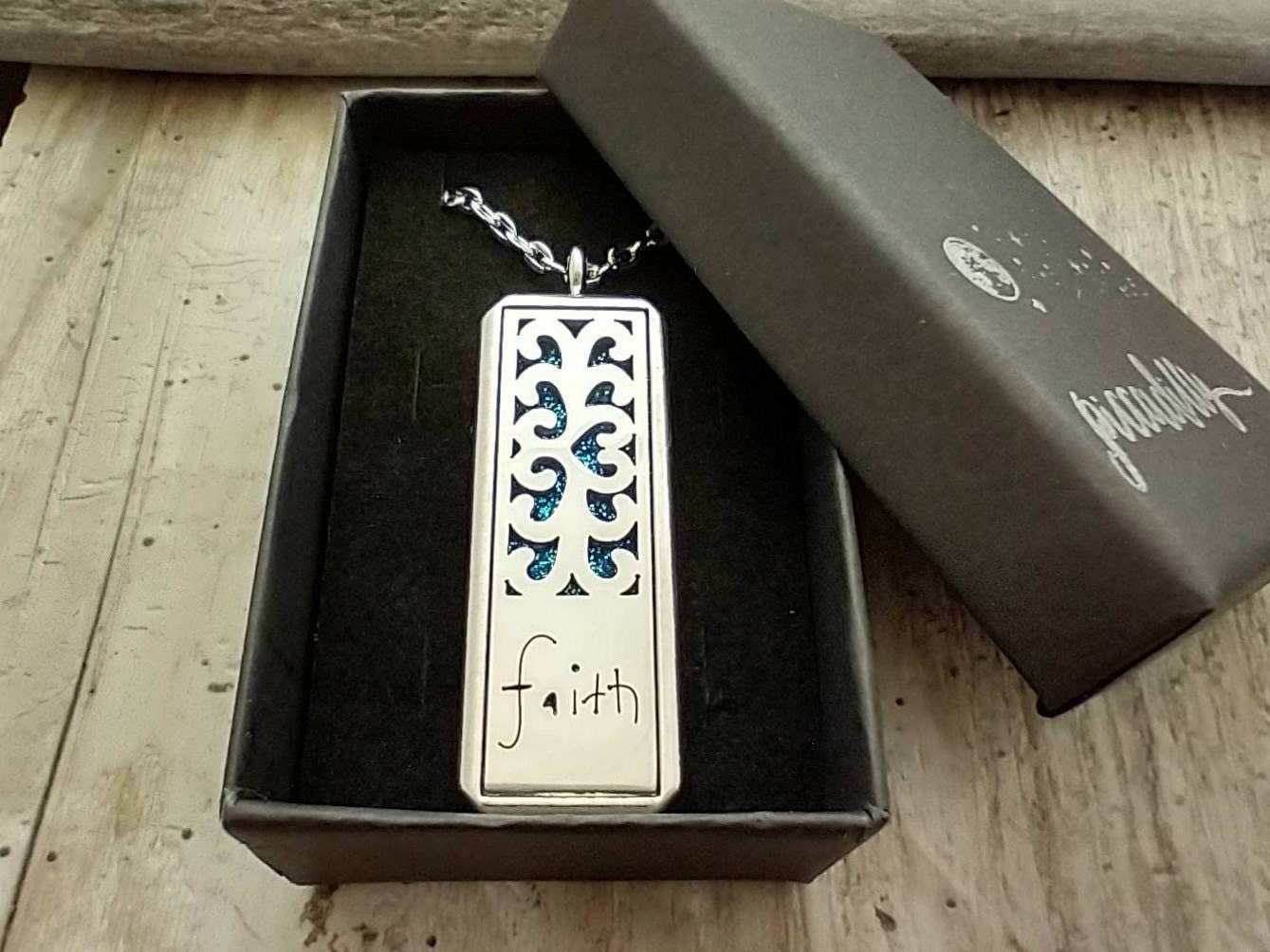 Piccadilly Pendants – Engroshandel Halskæde til aromaterapi – Kryds halskæde, Aromaterapi Medaljon, Religiøs gavebutik1