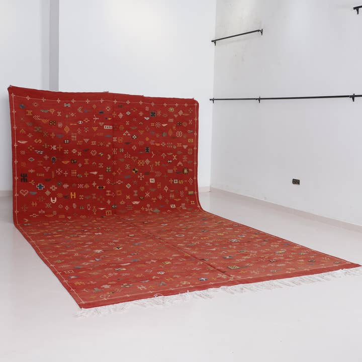 Grand tapis Kilim marocain rouge – 5,09 m x 2,95 m pour la vente par MUSMUSRUGS