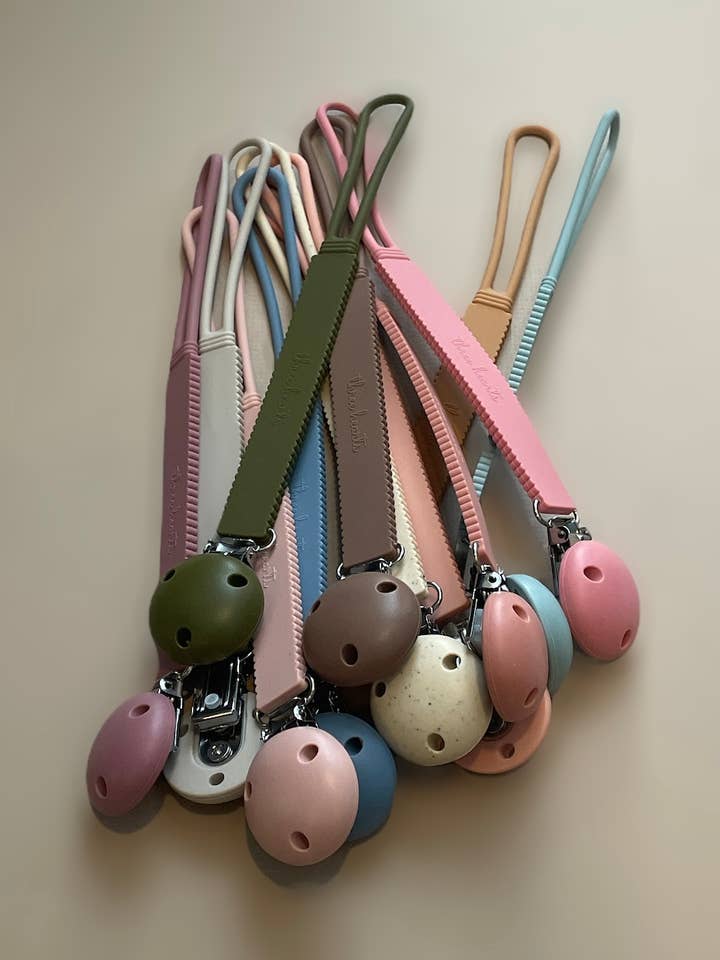 Ciuccio in silicone Alyssa/Clip giocattolo per la vendita all'ingrosso da parte di Three Hearts & Co./EMO & CO.