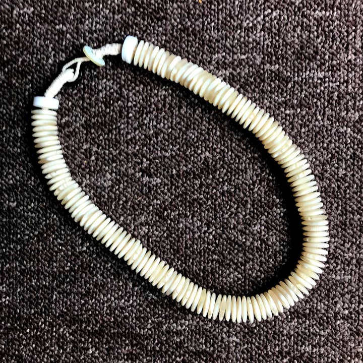 Orm håndlavet perlehalskæde med genbrugsknapper for engroshandel hos Ans Designs