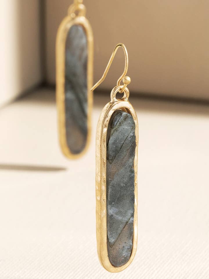 Metallstab-Ohrring mit Edelsteinanhänger für den Großhandel von Urbanista