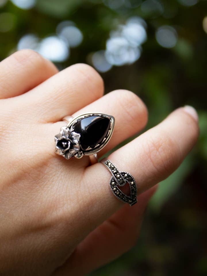 Pétalas de Sombras: Anel de Ônix Negro, AR- 7527 por atacado de Ambra Jewels