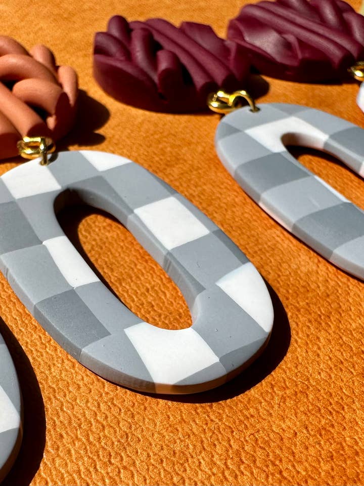 Pendientes colgantes de punto a cuadros para venta al por mayor de She makes clay