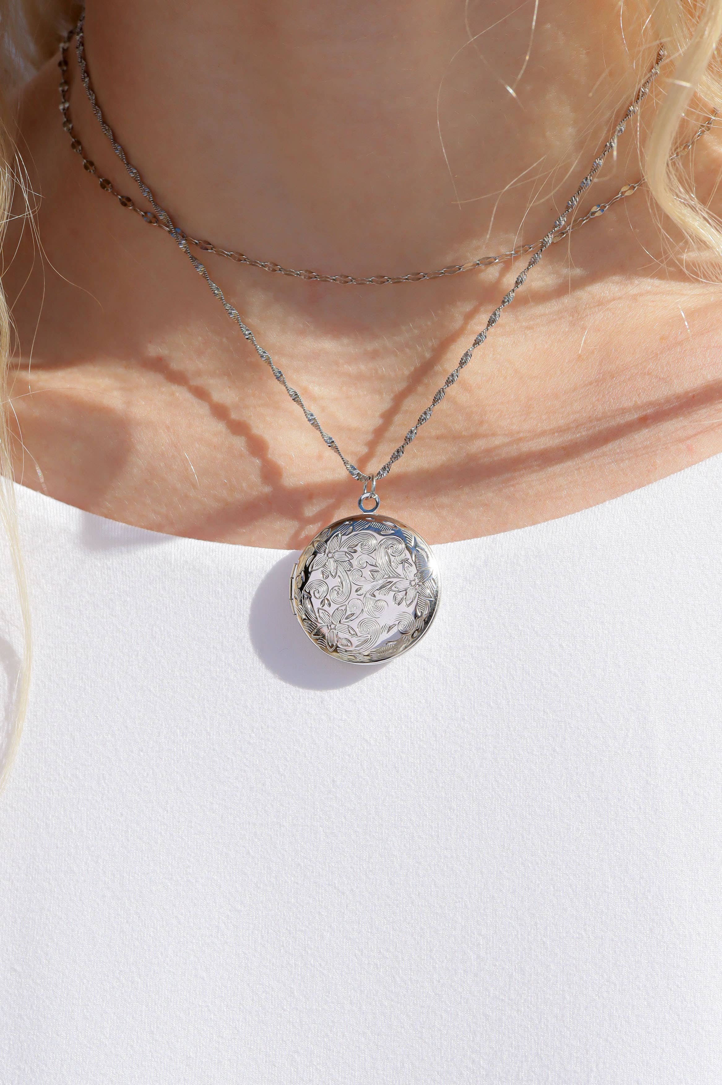 WJW - Wholesale Medaillonkettingen - Rond bloemmotief medaillon van 18K goud PVD-gecoate roestvrijstalen8