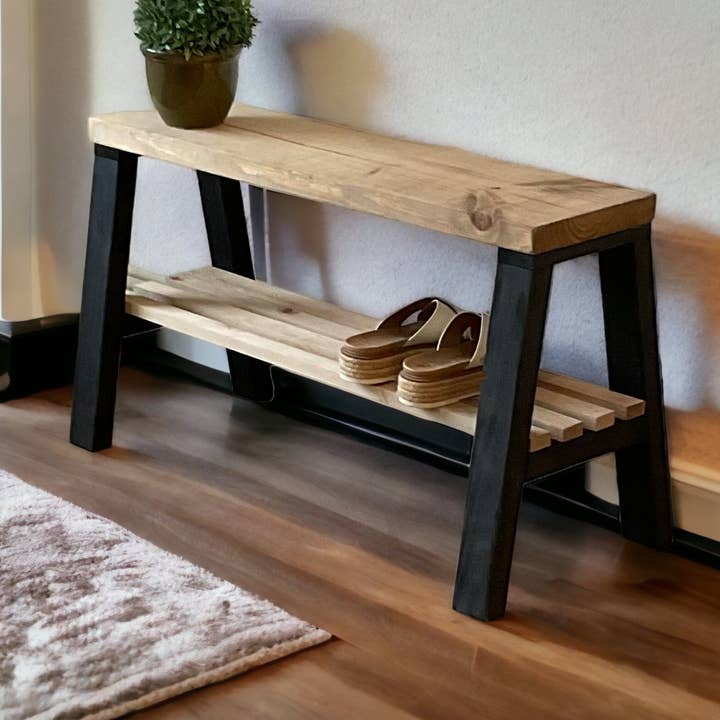 Moderne bænk i massivt fyrretræ med hylde til opbevaring i entréen for engroshandel hos Intrinsic Haven