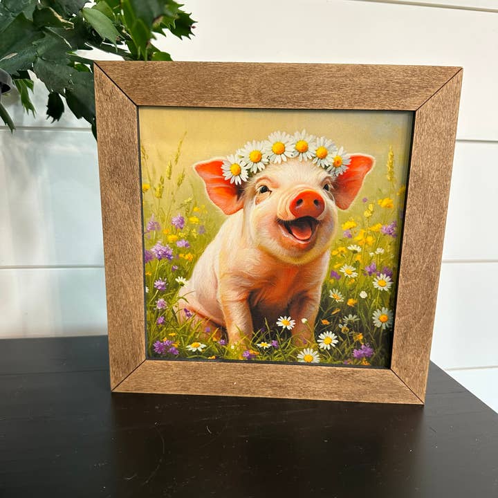 Maialino con Corona di Margherite da 8,5" con Cornice per la vendita all'ingrosso da parte di Farmhouse Decor & Co.