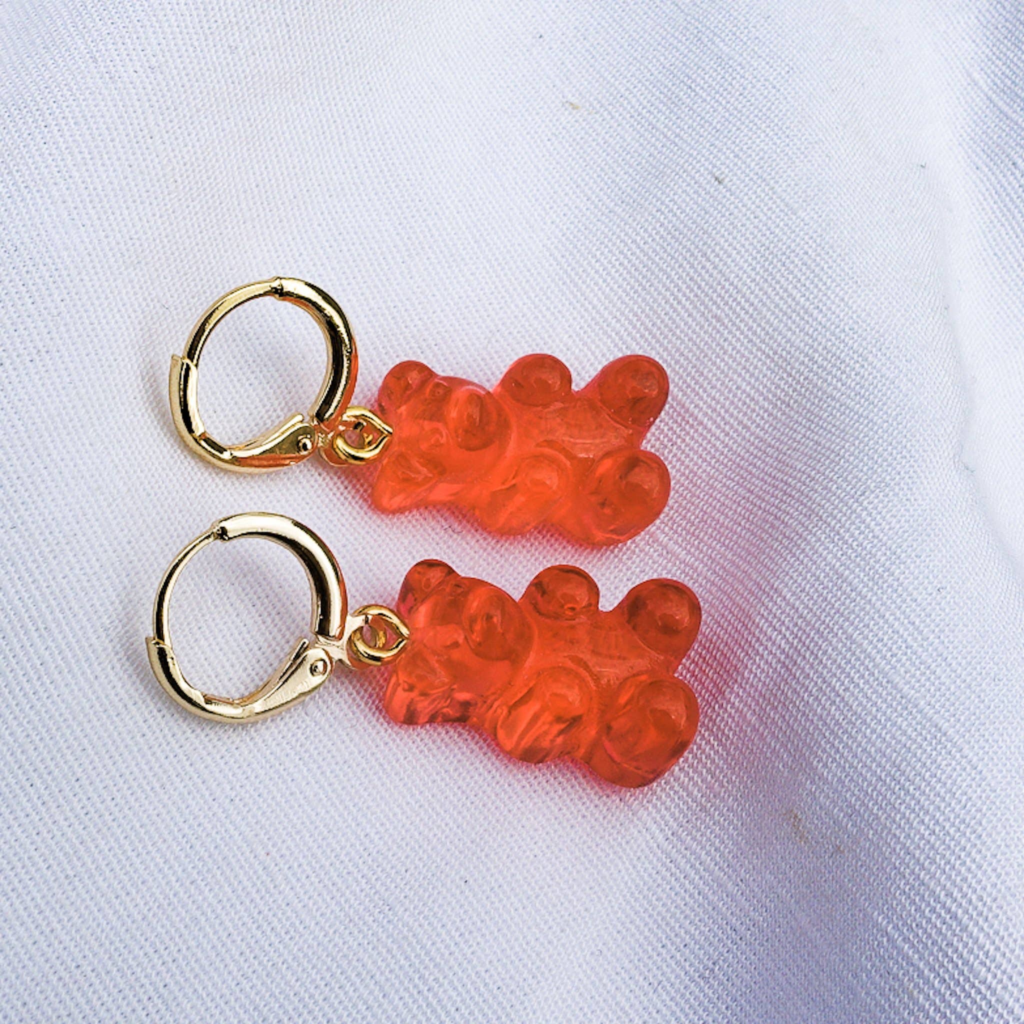 Daemon srls - Vendita all'ingrosso Orecchini a cerchietto - WINONA ~ HUGGIES ~ Orecchini huggies placcati oro con pendenti a orsetto gommoso2