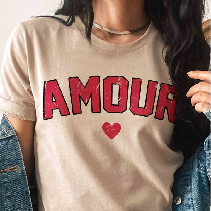 T-shirt graphique AMOUR pour la vente par BLUME & CO.