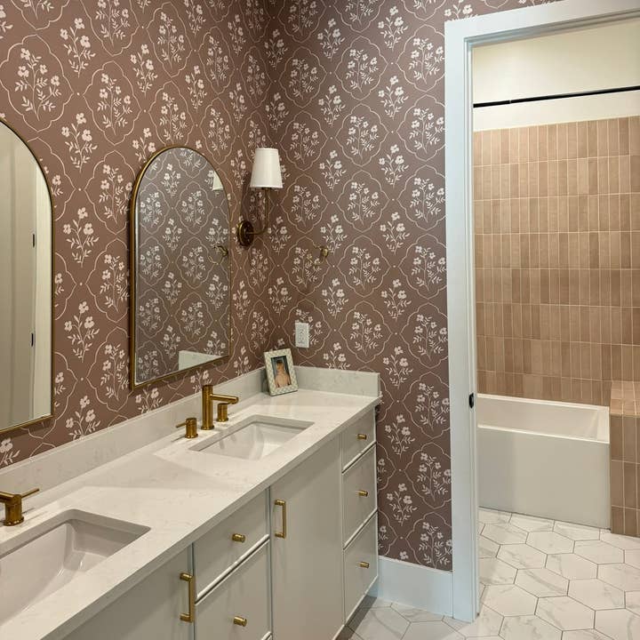 Della Behang door Daphne en Sage voor wholesale door Loomwell Home Goods