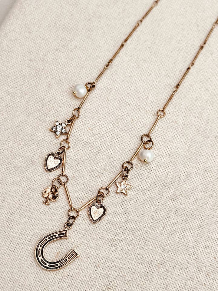 Collar de Amuletos de la Suerte con Perlas Doradas y Piedras de Imitación para venta al por mayor de Gracie Rose Designs