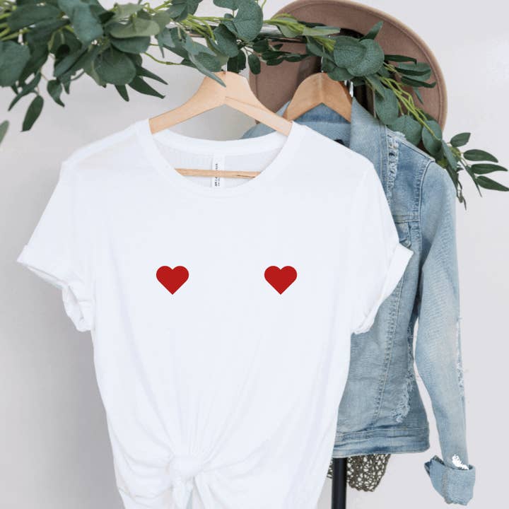 Hunter Kouture - Vendita all'ingrosso Maglietta serigrafata - Donna - Maglietta Heart Boobies, maglietta di San Valentino/Galentina per Bestie0