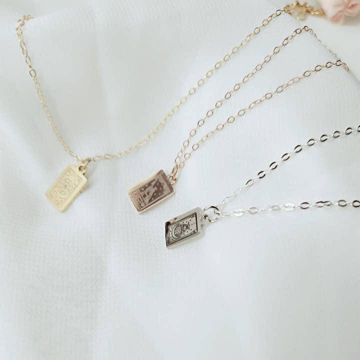 Tarot Halskette, personalisierte Kette mit Tarotkarte in Gold, Roségold und Silber, Mini Tarotkarten Anhänger für den Großhandel von SEQAY