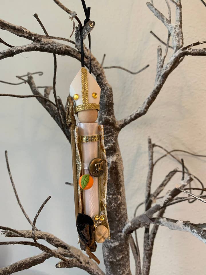 Ornamento in legno per bambola San Tommaso da Villanova per la vendita all'ingrosso da parte di Our Saint Family