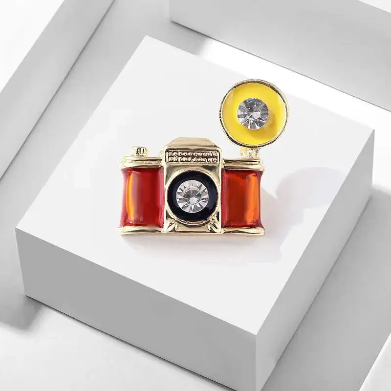 Magnifique Hearts – wholesale Brooch – Retro Camera Rhinestone Brooch – Vintage Jewelry Pin0