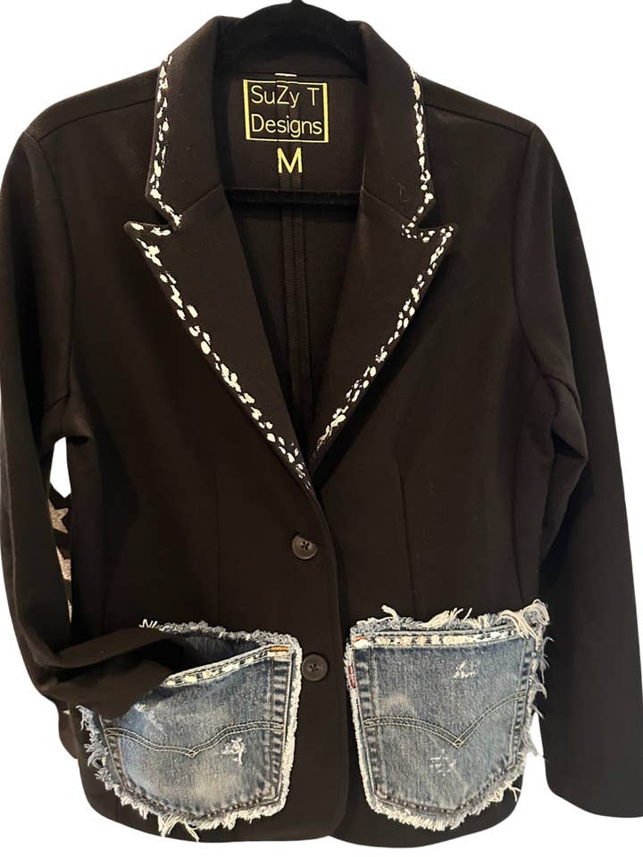 Blazer met vintage Levi-denimzakken en zilverkleurige folierand voor wholesale door Suzy T Designs