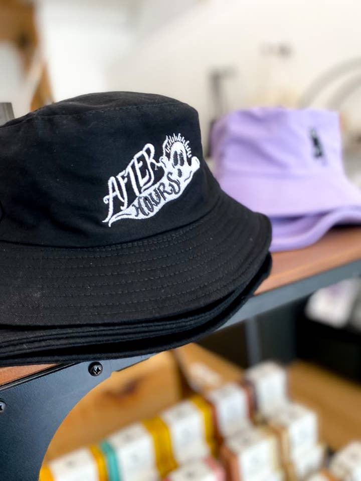 After Hours Ghost - Bob noir pour la vente par After Hours Creative