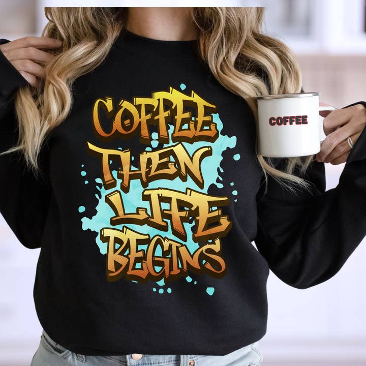 Sweat-shirt à graffiti Coffee Then Life Begins pour la vente par Victorholistics