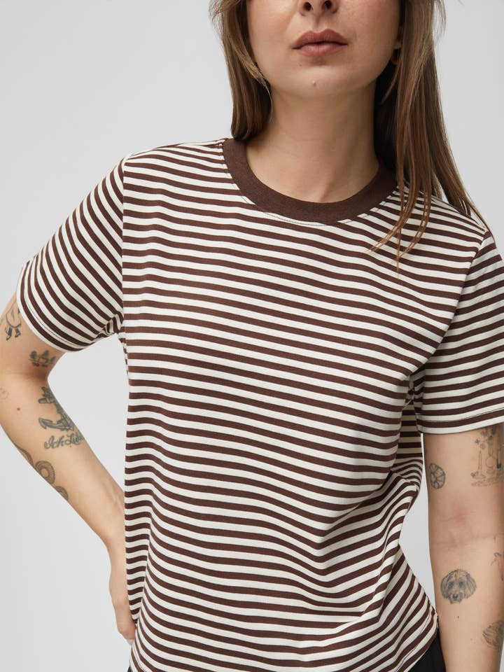 Le top Billie | T-shirt rayé avec bord de col contrasté pour la vente par MOD REF