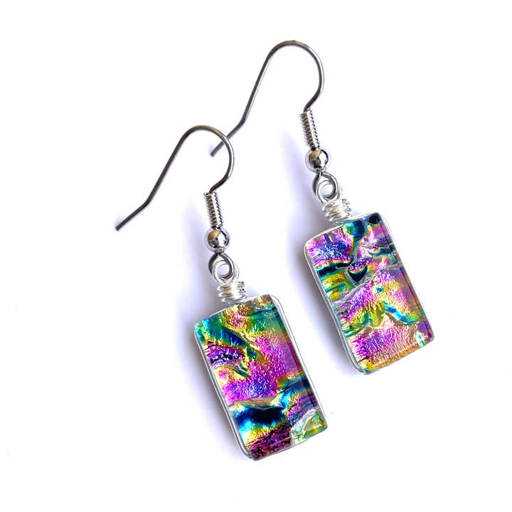 Boucles d'oreilles en verre dichroïque - Violet arc-en-ciel pour la vente par Flame Work Designs - Glass Jewelry