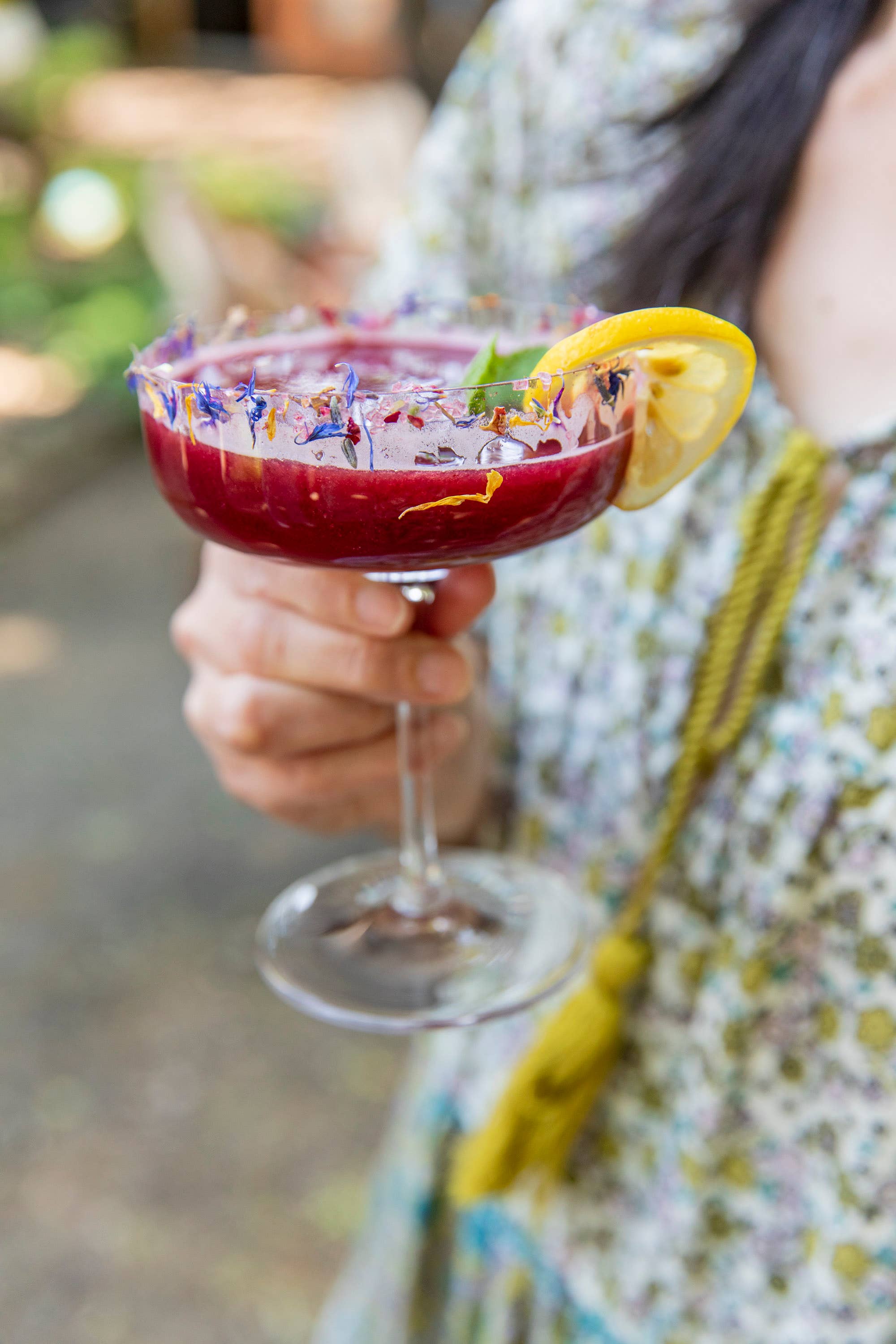 latta in metallo bianco Sale con Petali di Fiore in vendita all'ingrosso su Faire5