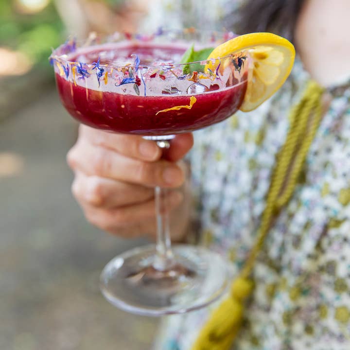 latta in metallo bianco Sale con Petali di Fiore in vendita all'ingrosso su Faire5