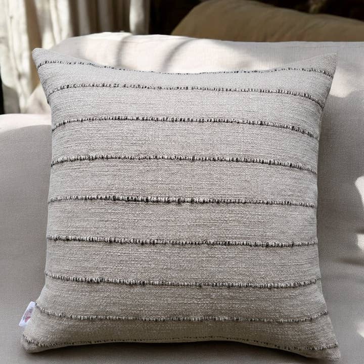 Housse de coussin Nomad 50x50cm 20x20 pouces pour la vente par Artisan by MF