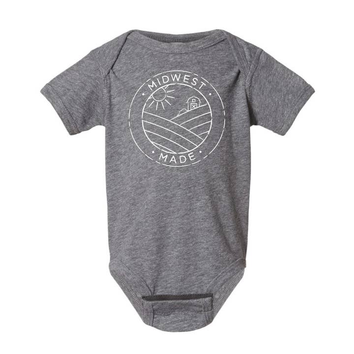 Body pour bébé fabriqué dans le Midwest. gris. pour la vente par Up North Boutique