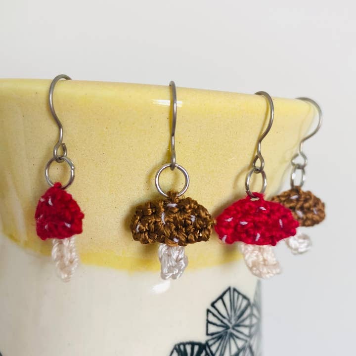 Pendentifs en crochet en forme de champignon pour la vente par Bird Nest Closet