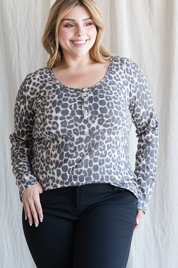 Come mostrato [TAGLIA FORTE] Top Henley a Maniche Lunghe con Scollo a Barca Leopardo T4334XL in vendita all'ingrosso su Faire3