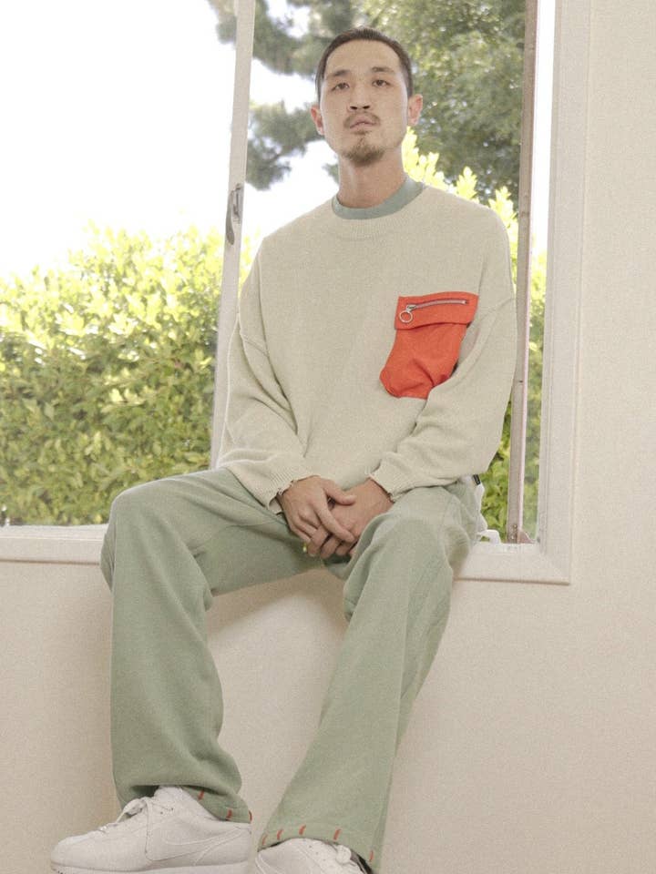 Robin K – Engroshandel Pullover - Herre – Konus herreoversize sweater i grøn med orange lomme3