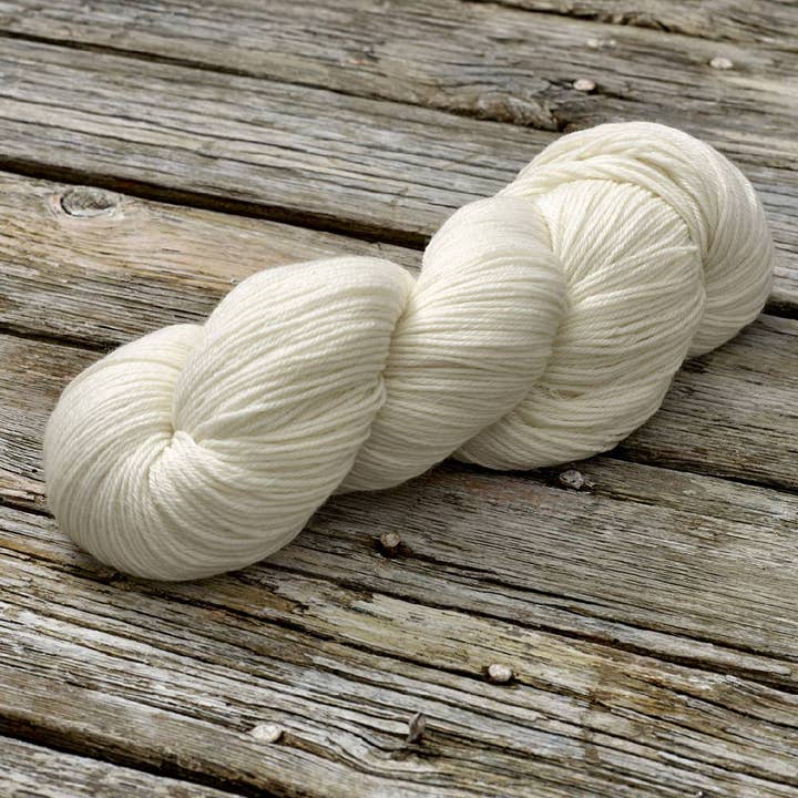 Fil non teint : fil à tricoter Superwash Merino à 4 fils pour la vente par Rooster Yarns