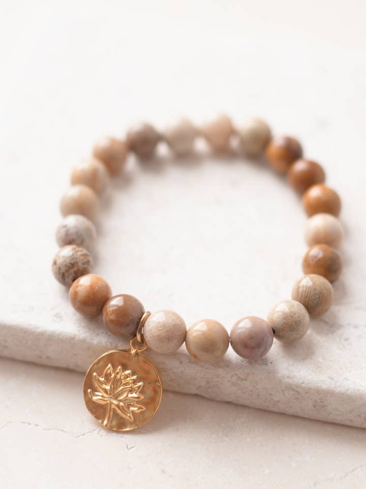 Bracciale in Agata Crazy Lace media con pendente loto dorato per la vendita all'ingrosso da parte di Blush and Promise