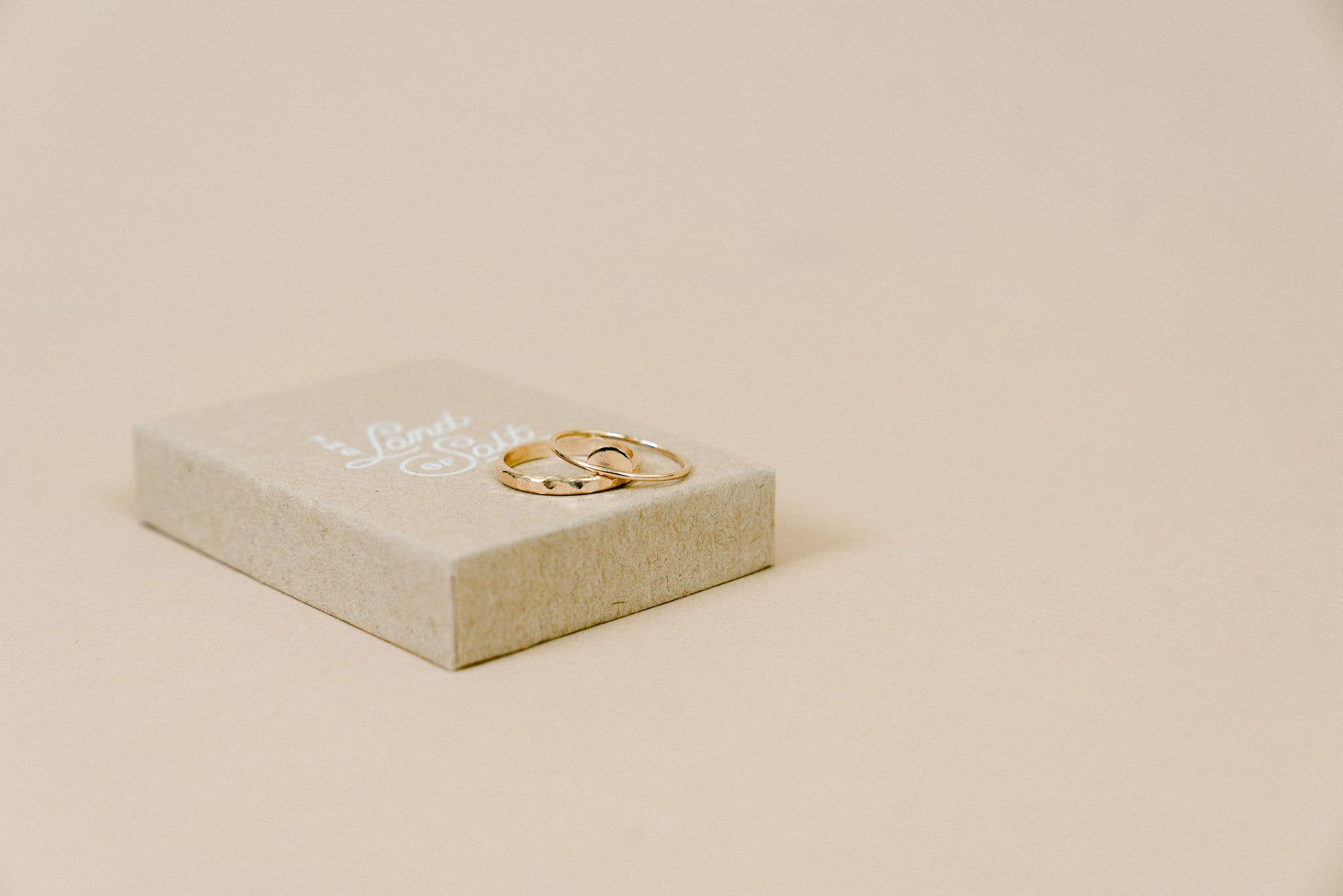 The Land of Salt - Vendita all'ingrosso Anello midi/a fascia - Anello spesso a fascia semitonda martellata in oro Filled4