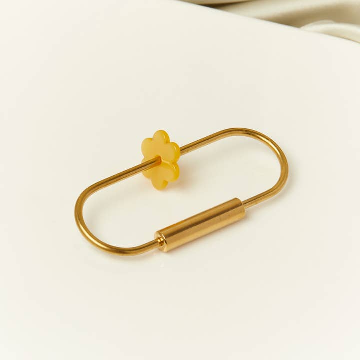 Porte-clés en laiton avec marguerite orange pour la vente par Cities in Dust Jewelry
