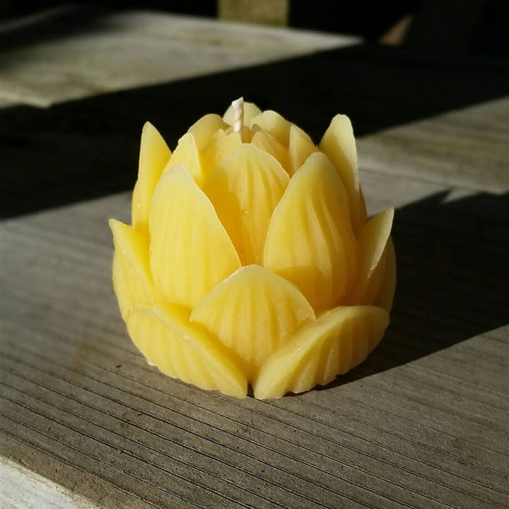 Eastvan bees - Wholesale Novelty candle - Lotus Flower - 100% Beeswax Candle1