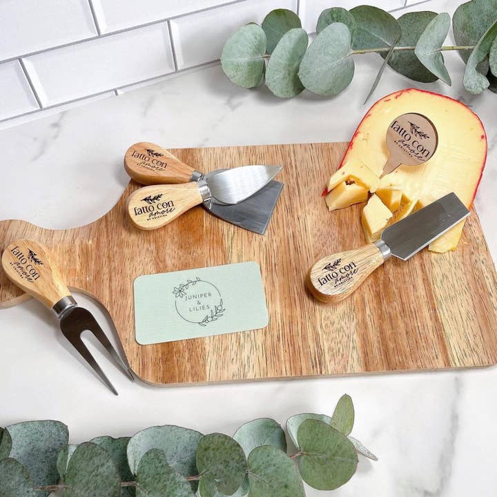 Juniper and Lilies - Vente Plateaux à fromage - Planche de charcuterie personnalisée | Logo Wood Stakes Display5
