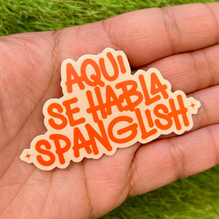 Aquí Se Habla Spanglish Sticker – 3” Tosproget Stolthed for engroshandel hos Fanesha Fabre