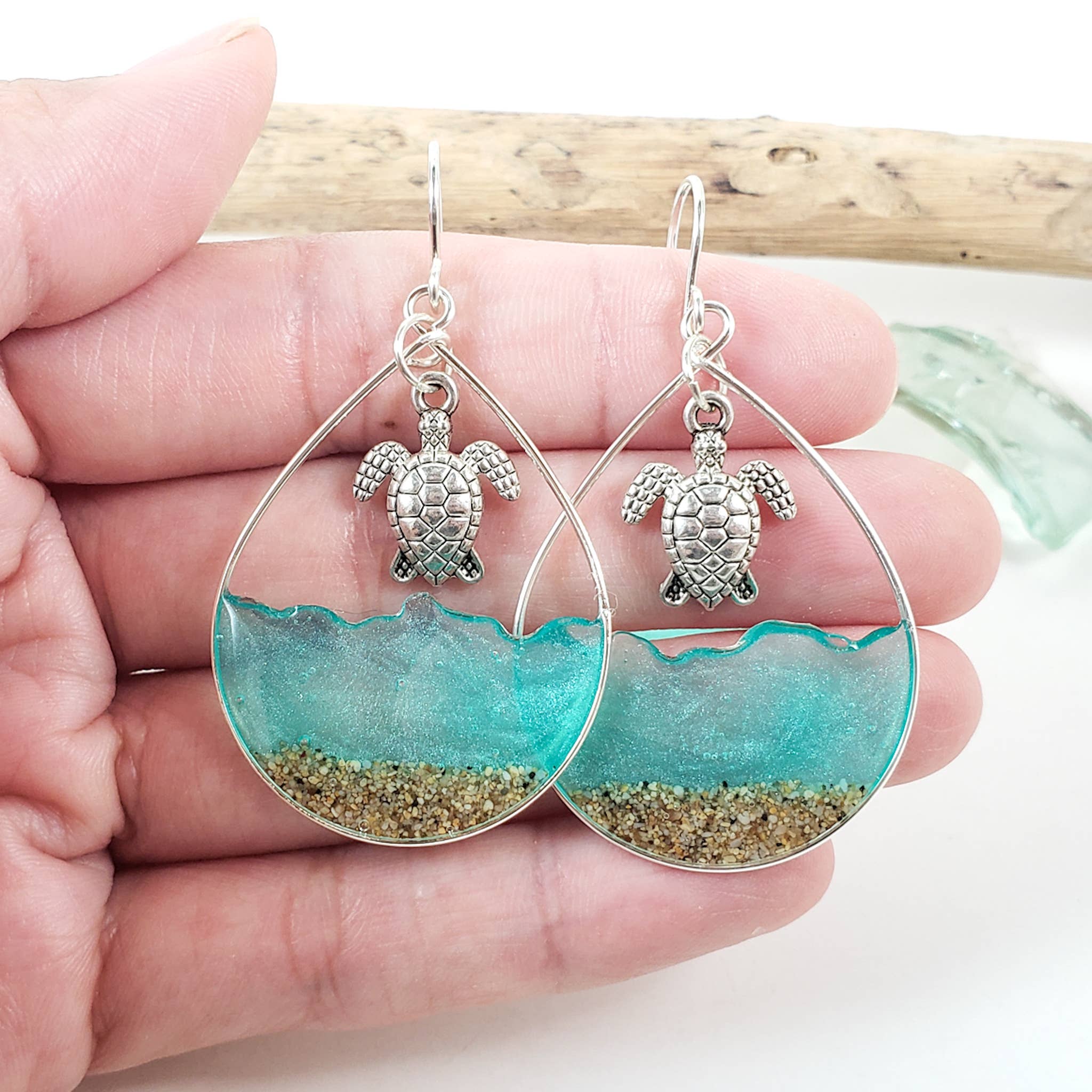 Skinny Pig Designs – Engroshandel Hængeøreringe og creoløreringe – Havgrønt vand og sand skildpadde øreringe i sterling sølv6