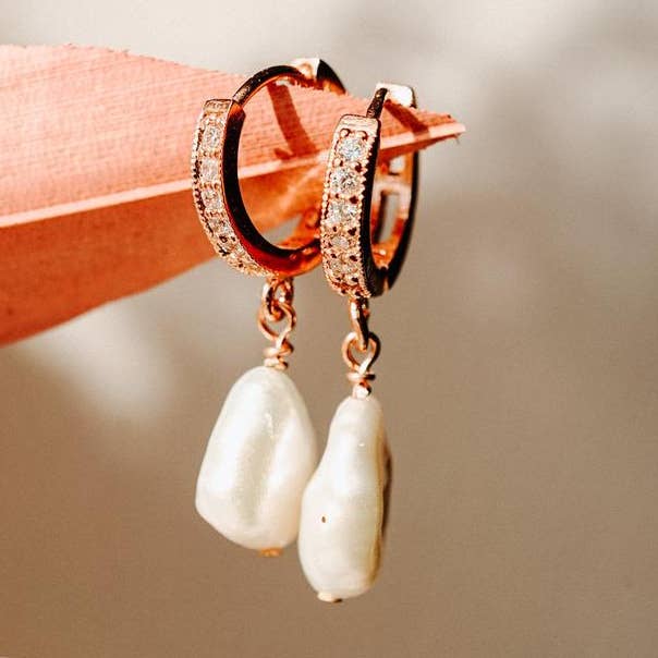 Delia Pearl Huggies por atacado de Wander + Lust Jewelry