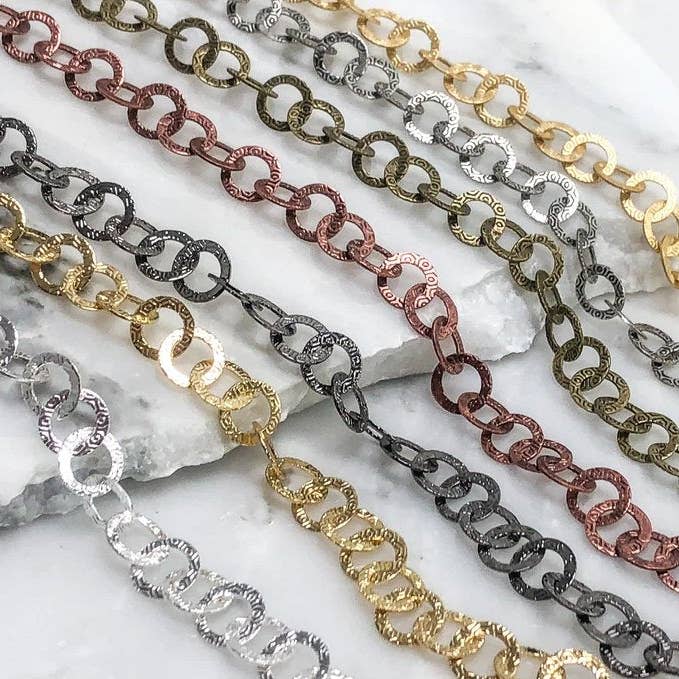 Catena a maglie rotonde appiattite e testurizzate da 9 mm venduta al metro - CH 930 per la vendita all'ingrosso da parte di Continental Beads