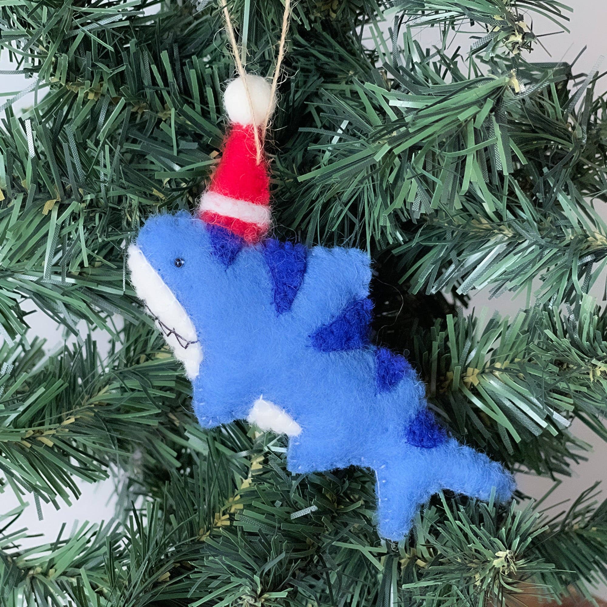 Global Crafts - Vente Objets de décoration - Décoration en feutre faite main Père Noël requin3