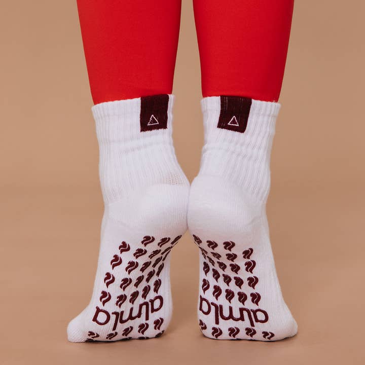 Chaussettes de préhension inspirées du zodiaque de l'élément feu pour le Pilates pour la vente par Almla Active