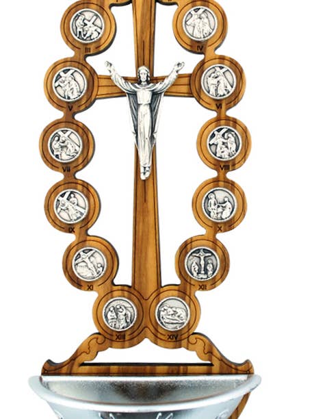 Bénitier en bois d'olivier avec médailles du chemin de croix pour la vente par Village Gift Importers