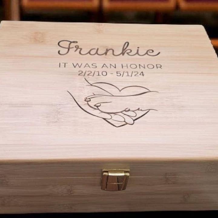 Boîte à souvenirs personnalisée pour chien – Coffret à souvenirs pour animaux en bois | Pin ou bambou (20x25x10 cm) pour la vente par Newfashioned Relics