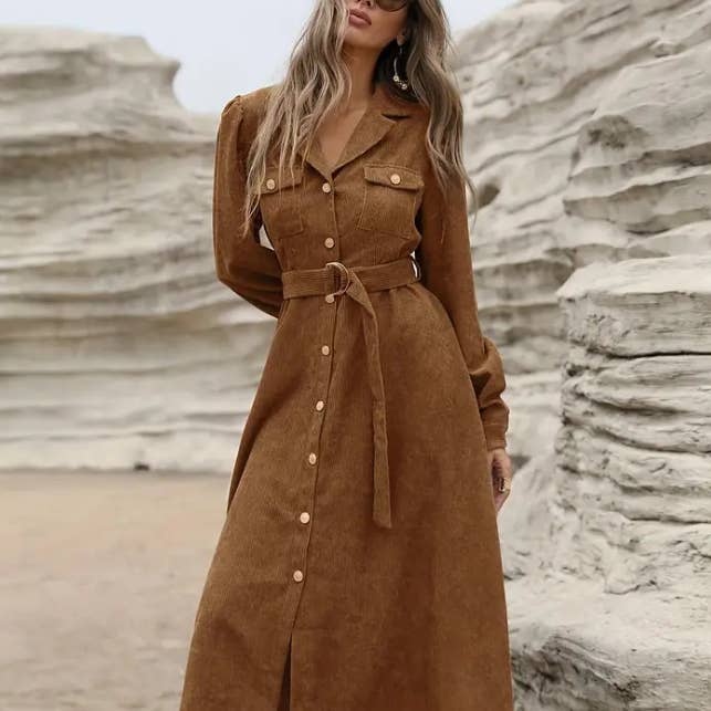 Robe-chemise en velours côtelé ceinturée pour femme avec poches pour la vente par EmberLoom