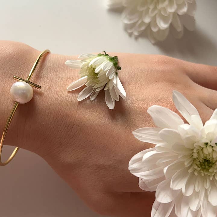 Schmuckoo Berlin - Wholesale Cuff Bracelet - Baroque Pearl Cuff Gold Bangle