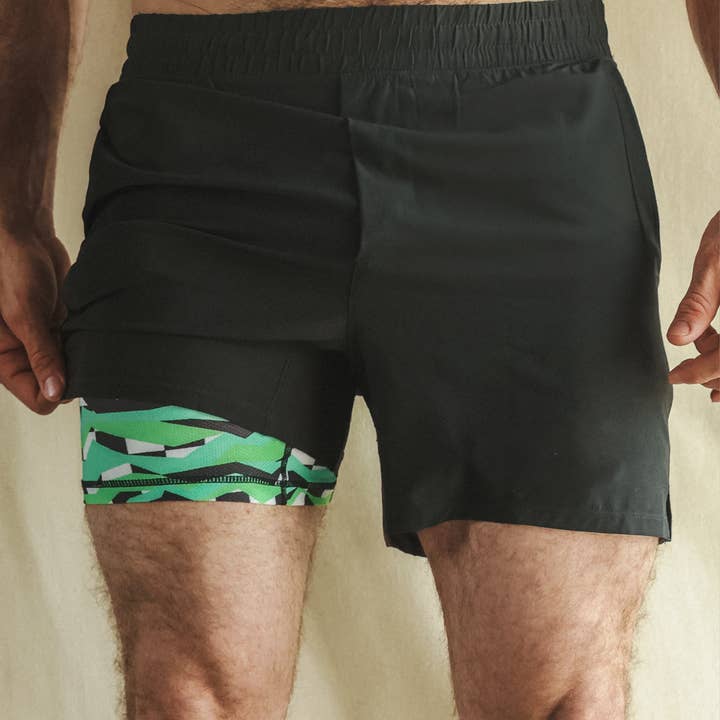 El Descanso de Agua | Pantalones Cortos Atléticos con Suspensorio de Bola Negro y Verde Neón de 5 Pulgadas para venta al por mayor de Shinesty, Inc
