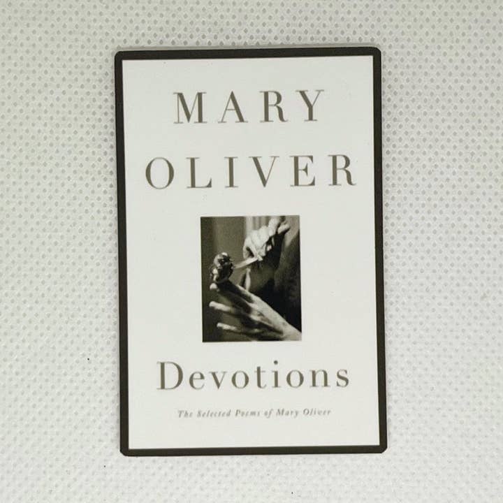 Adesivo impermeabile ritagliato "Mary Oliver Devotions" per la vendita all'ingrosso da parte di Literary by Ava