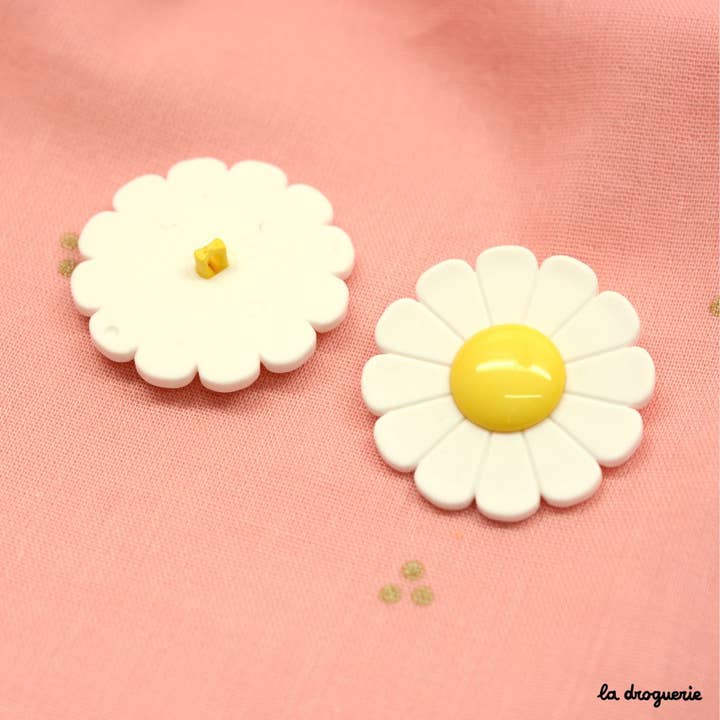 "Daisy" Button 40 mm for wholesale by LA DROGUERIE