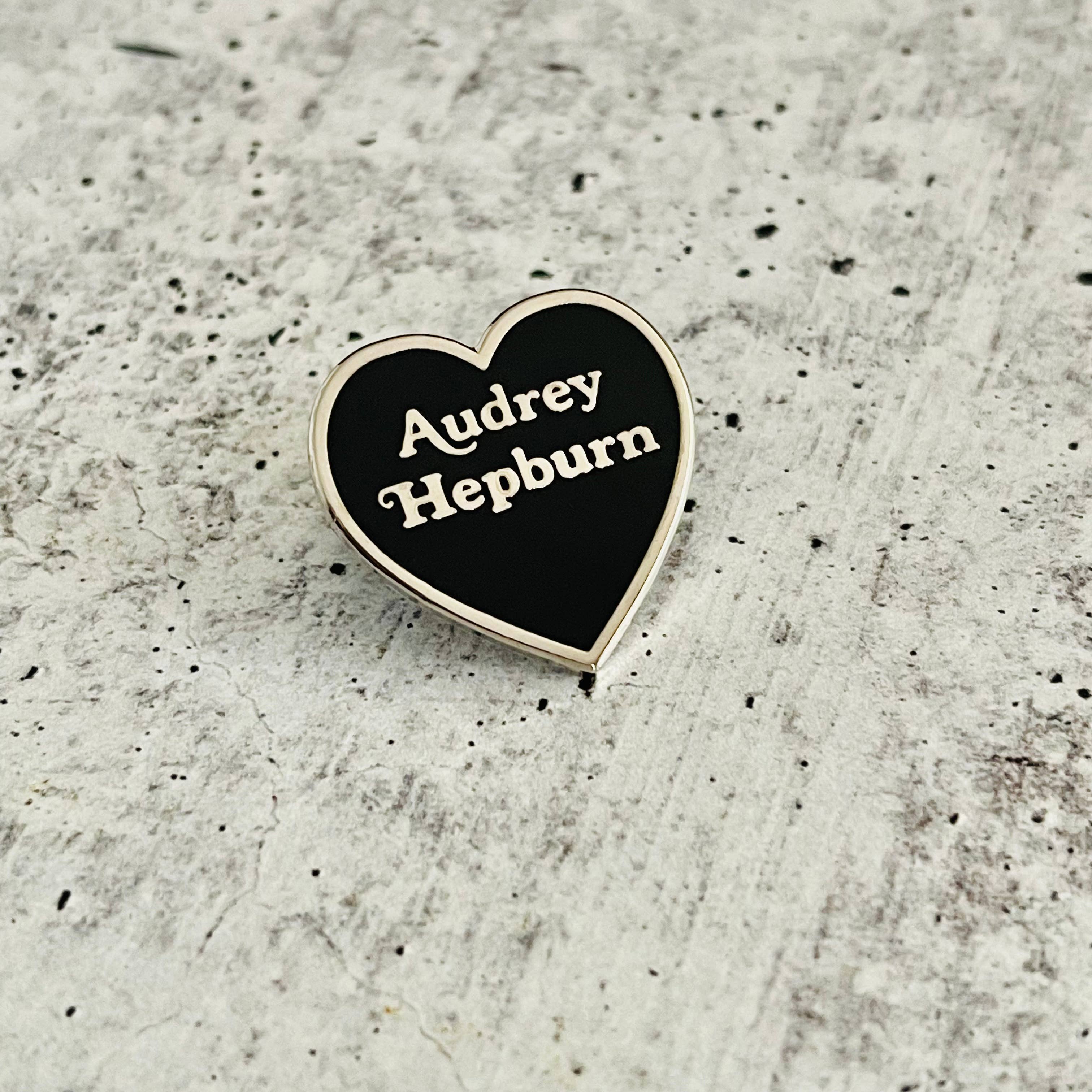 The Silver Spider – Großhandel Anstecker/Button – Audrey Hepburn Heart Emaille Anstecknadel, klassische Filme1